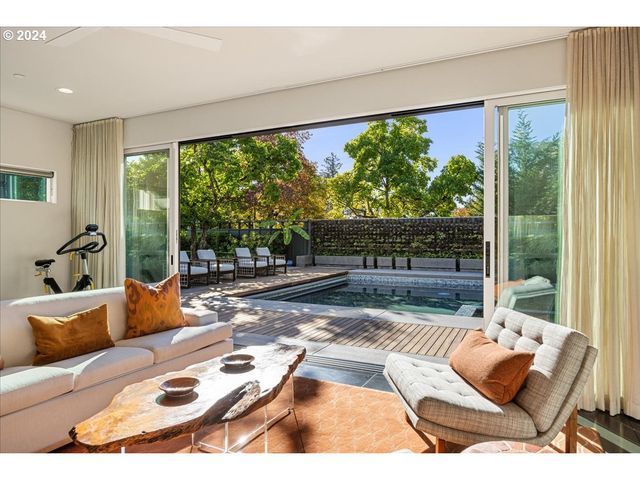 1933 HIGHLANDS Loop, Lake Oswego, OR 97034