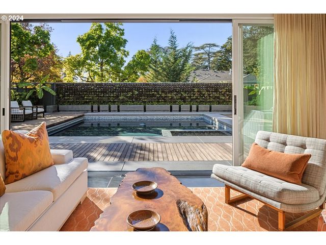 1933 HIGHLANDS Loop, Lake Oswego, OR 97034