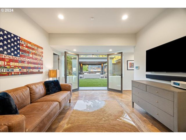 1933 HIGHLANDS Loop, Lake Oswego, OR 97034