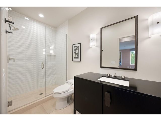 1933 HIGHLANDS Loop, Lake Oswego, OR 97034