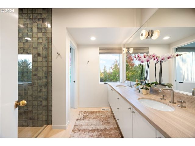 1933 HIGHLANDS Loop, Lake Oswego, OR 97034