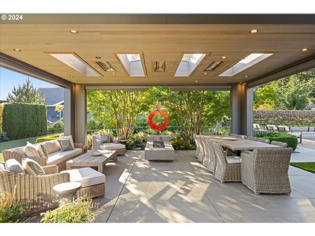 1933 HIGHLANDS Loop, Lake Oswego, OR 97034