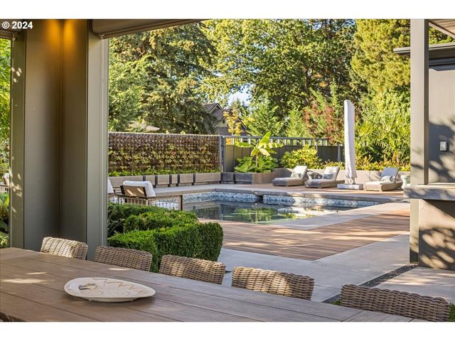 1933 HIGHLANDS Loop, Lake Oswego, OR 97034