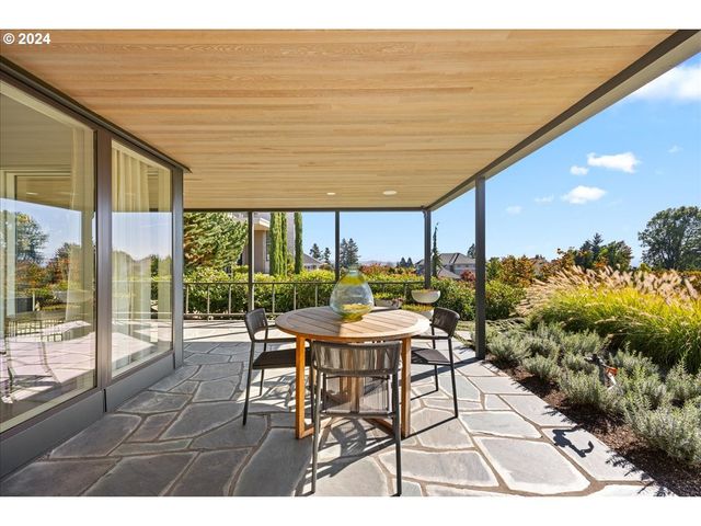 1933 HIGHLANDS Loop, Lake Oswego, OR 97034