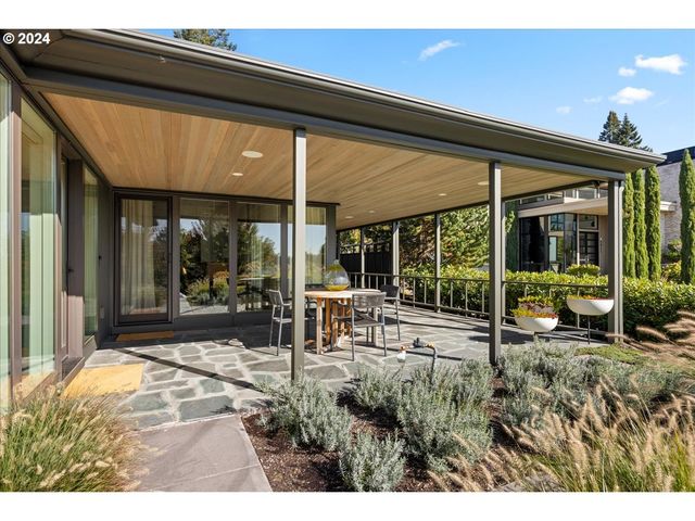 1933 HIGHLANDS Loop, Lake Oswego, OR 97034