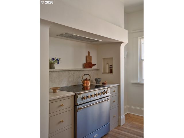 4006 Ne FLANDERS St, Portland, OR 97232