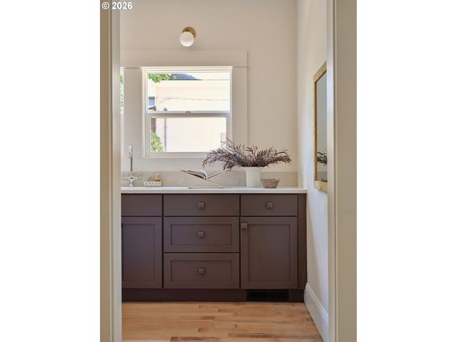 4006 Ne FLANDERS St, Portland, OR 97232