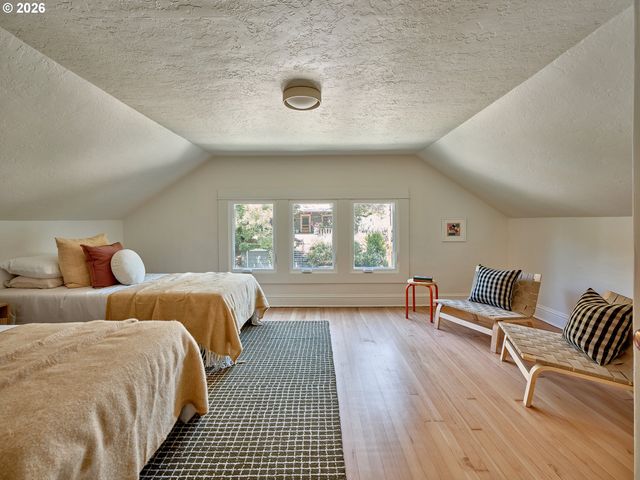 4006 Ne FLANDERS St, Portland, OR 97232