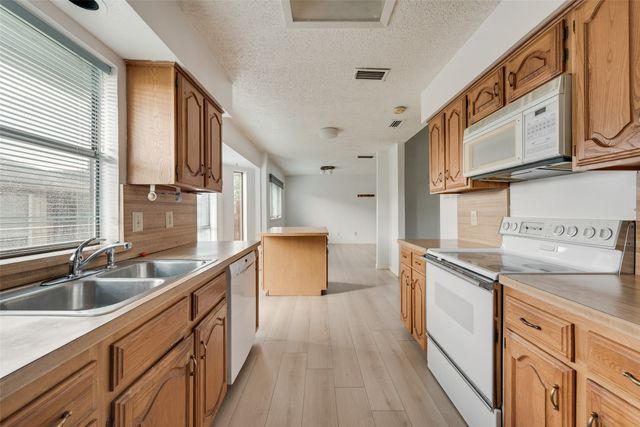 2623 Fallcreek Drive, Carrollton, TX 75006