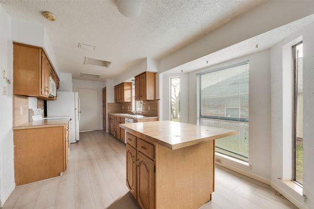 2623 Fallcreek Drive, Carrollton, TX 75006