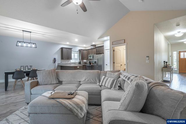 545 Cascade Dr NW, Salem, OR 97304