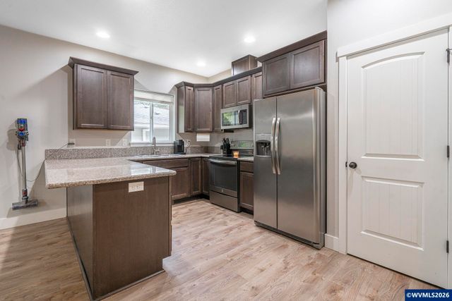 545 Cascade Dr NW, Salem, OR 97304
