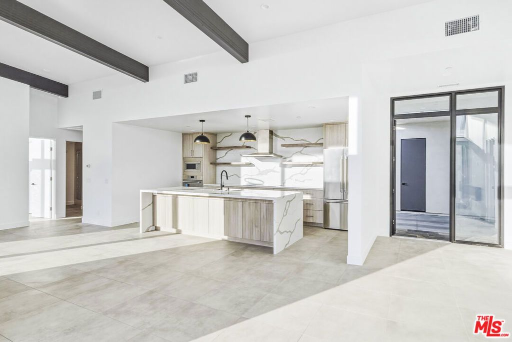 Image 10 of property listing at 250 Ducor Avenue, Landers, CA 92284
