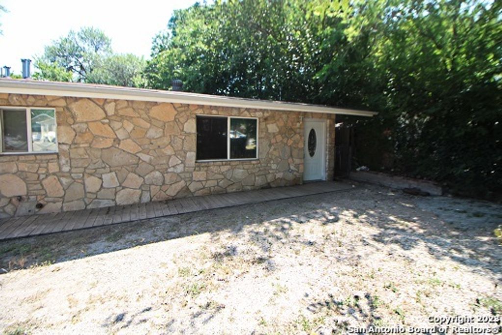 819 Zachry Dr, San Antonio, TX 78228