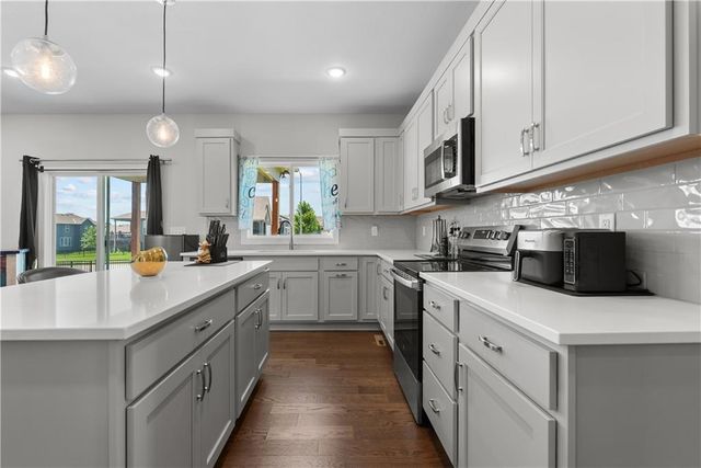 1717 SW Hightown Drive, Lee's Summit, MO 64082