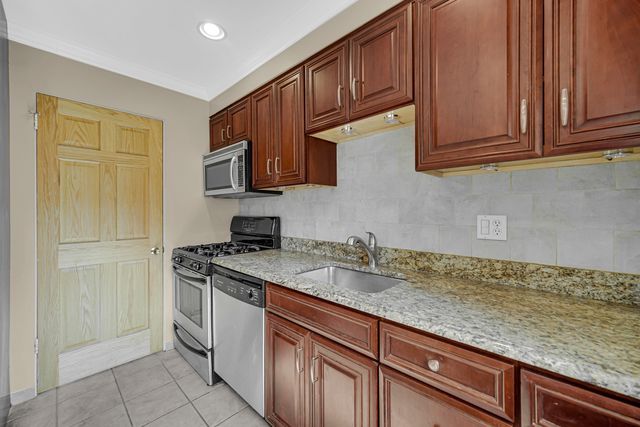662 Carriage Hill Drive, Glenview, IL 60025
