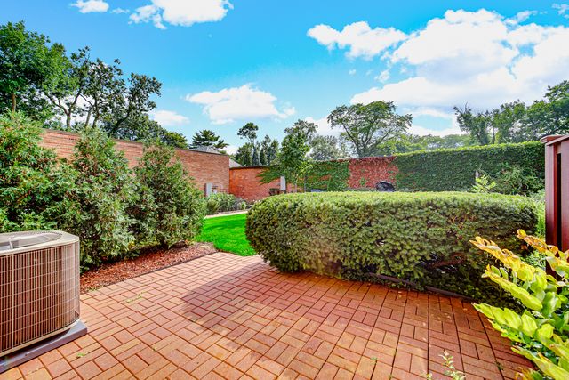 662 Carriage Hill Drive, Glenview, IL 60025