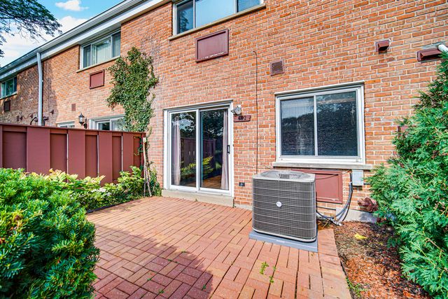 662 Carriage Hill Drive, Glenview, IL 60025