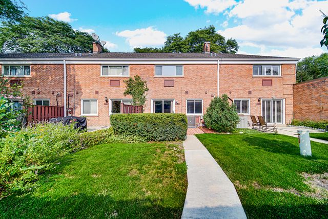 662 Carriage Hill Drive, Glenview, IL 60025