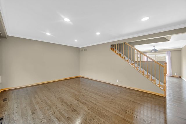 662 Carriage Hill Drive, Glenview, IL 60025