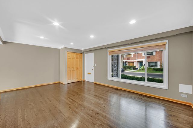 662 Carriage Hill Drive, Glenview, IL 60025