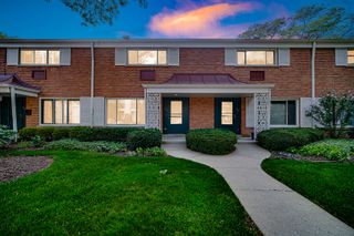662 Carriage Hill Drive, Glenview, IL 60025