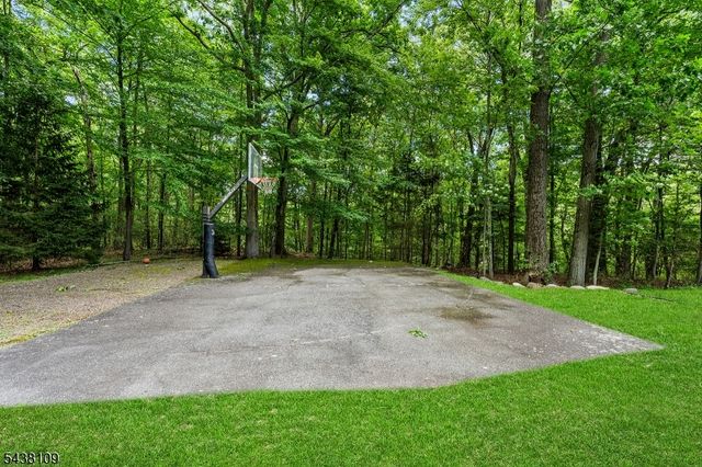 44 Brookvale Rd, Kinnelon Boro, NJ 07405
