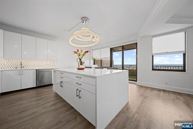 7002 Boulevard E PH 43A, Guttenberg, NJ 07093