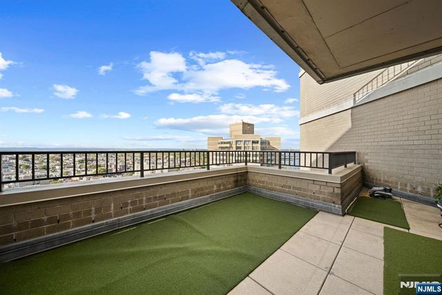 7002 Boulevard E PH 43A, Guttenberg, NJ 07093