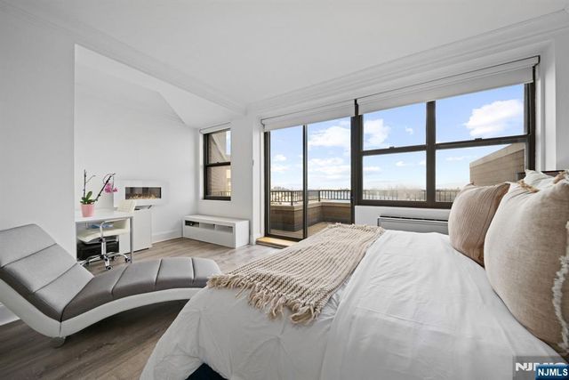 7002 Boulevard E PH 43A, Guttenberg, NJ 07093