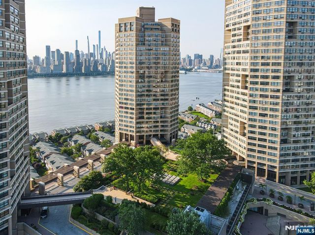 7002 Boulevard E PH 43A, Guttenberg, NJ 07093