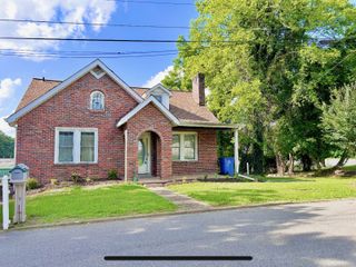122 W Lake St, Camden, TN 38320