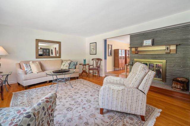6 W Hite Court, Guilderland, NY 12303