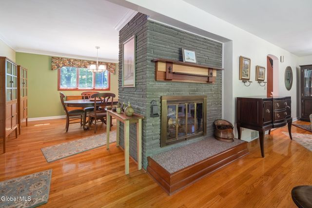 6 W Hite Court, Guilderland, NY 12303