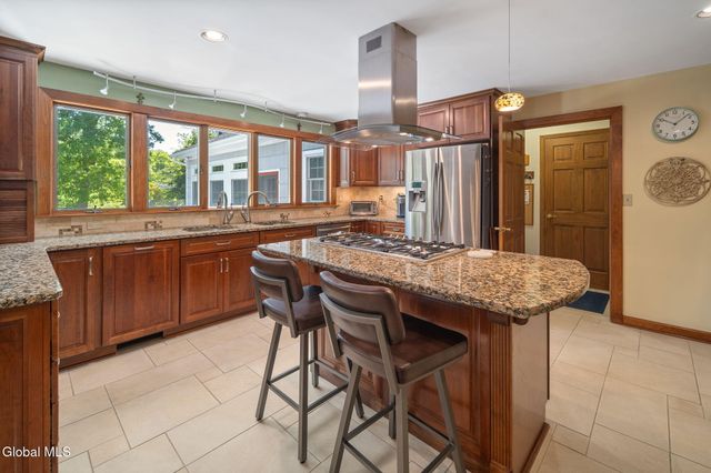6 W Hite Court, Guilderland, NY 12303