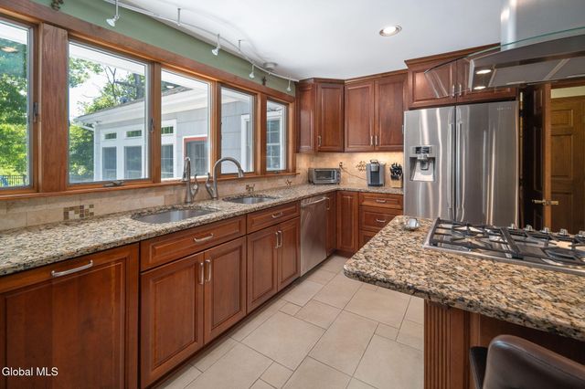 6 W Hite Court, Guilderland, NY 12303