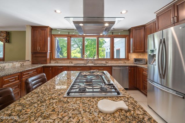 6 W Hite Court, Guilderland, NY 12303