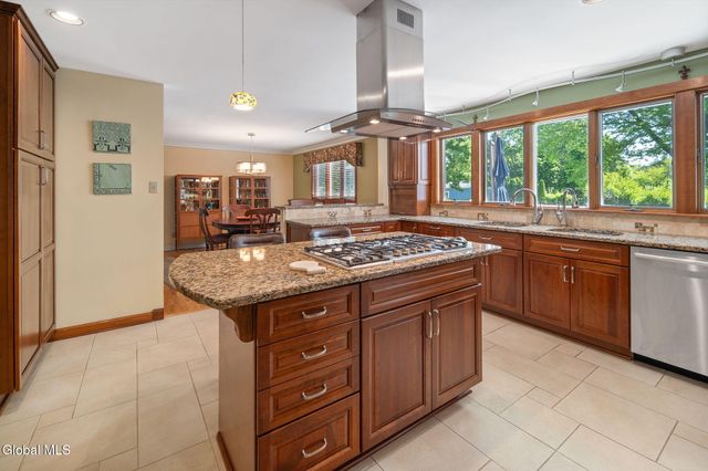 6 W Hite Court, Guilderland, NY 12303