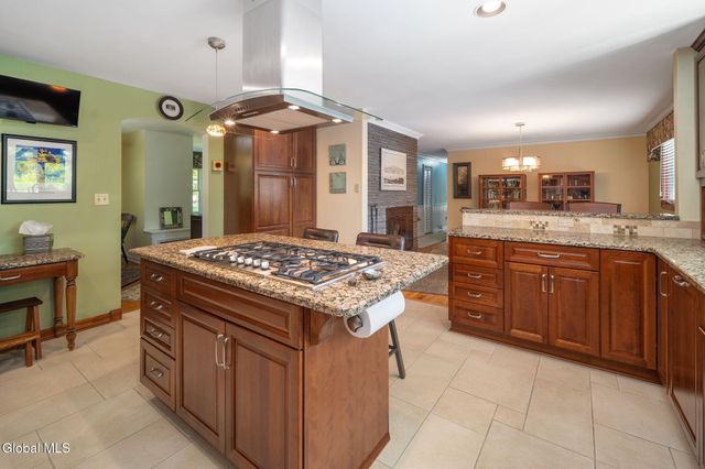 6 W Hite Court, Guilderland, NY 12303