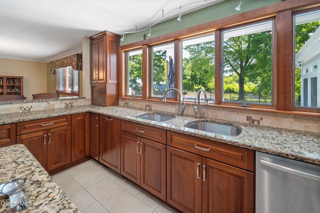 6 W Hite Court, Guilderland, NY 12303