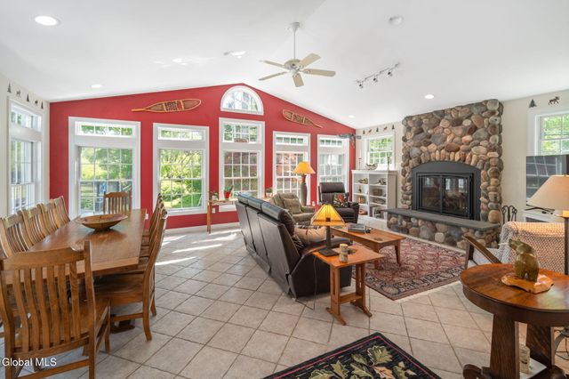 6 W Hite Court, Guilderland, NY 12303