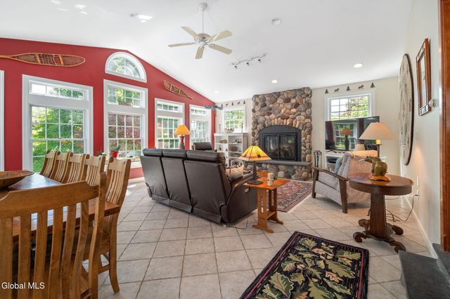 6 W Hite Court, Guilderland, NY 12303
