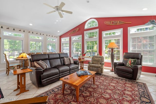 6 W Hite Court, Guilderland, NY 12303