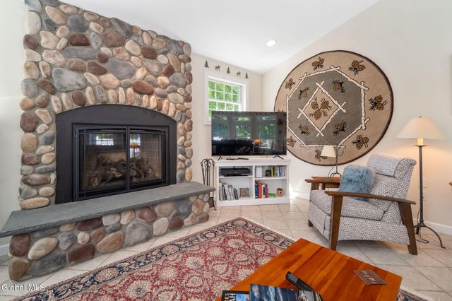 6 W Hite Court, Guilderland, NY 12303