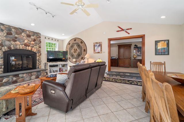 6 W Hite Court, Guilderland, NY 12303
