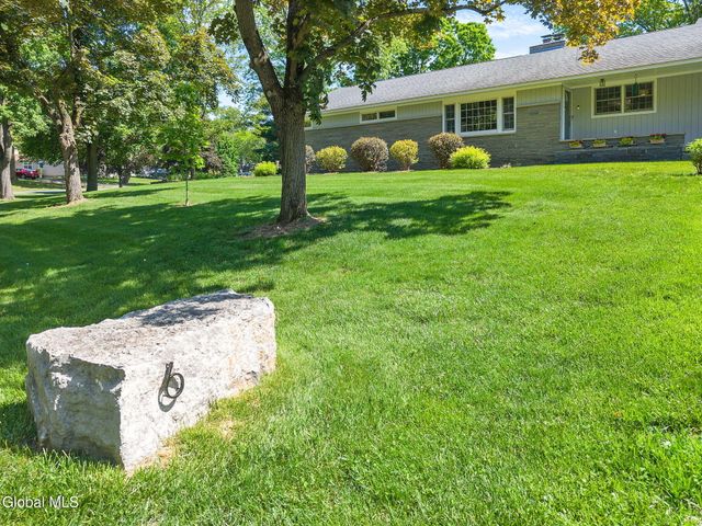 6 W Hite Court, Guilderland, NY 12303