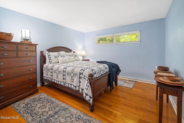 6 W Hite Court, Guilderland, NY 12303
