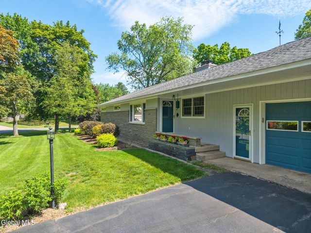6 W Hite Court, Guilderland, NY 12303