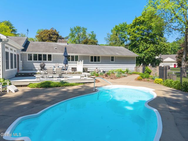 6 W Hite Court, Guilderland, NY 12303