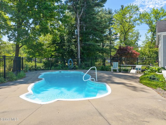 6 W Hite Court, Guilderland, NY 12303